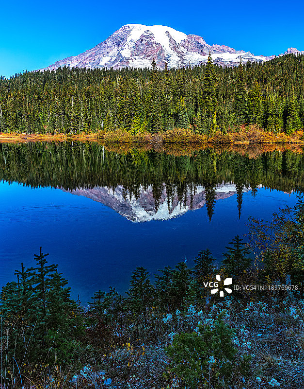 湖面倒影风光图片素材