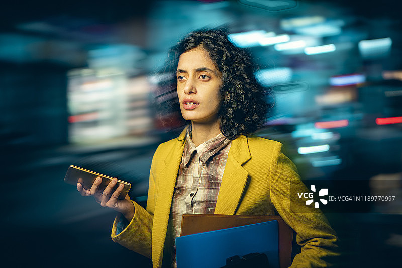 年轻女商人从办公室返回，匆忙走在繁忙的道路上图片素材