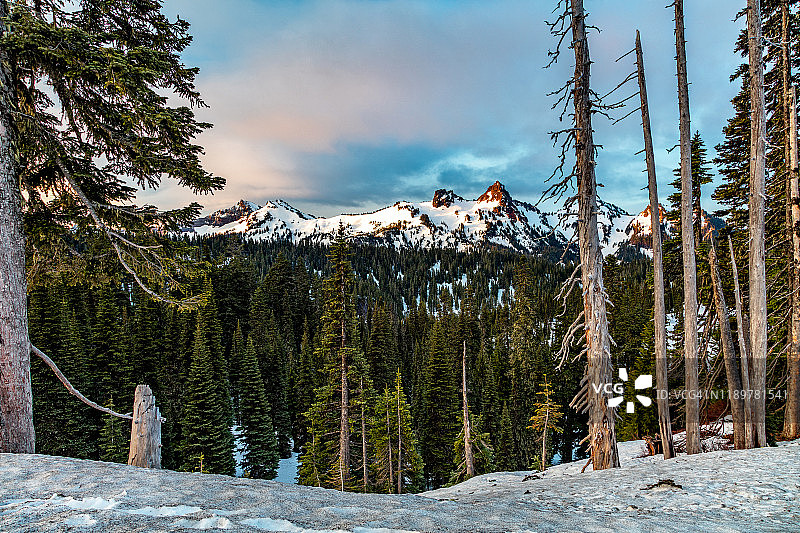 塔图什山脉上的五月日出图片素材