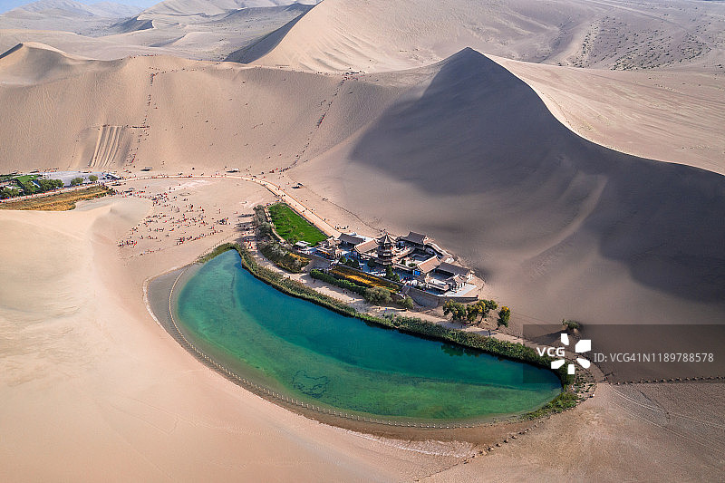 中国甘肃敦煌月牙泉与佛教寺庙图片素材