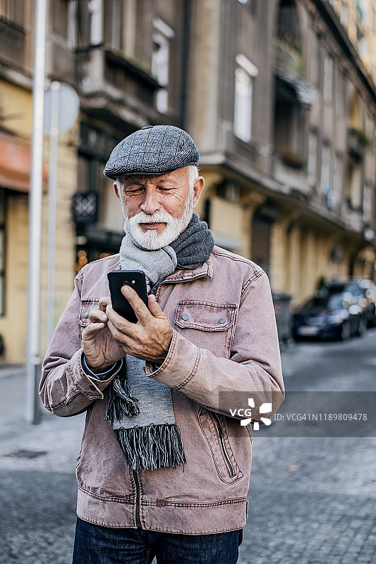 使用手机的男人图片素材