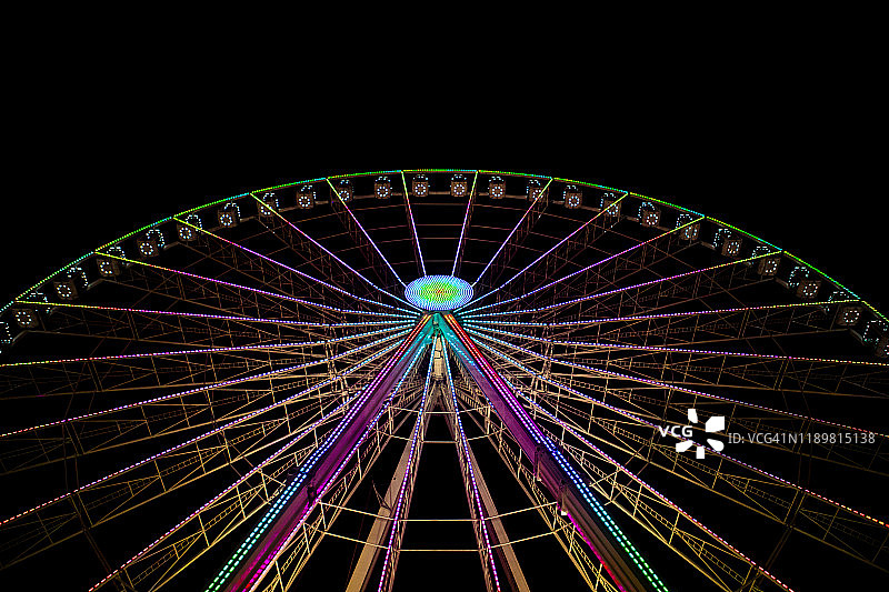 夜间摩天轮图片素材