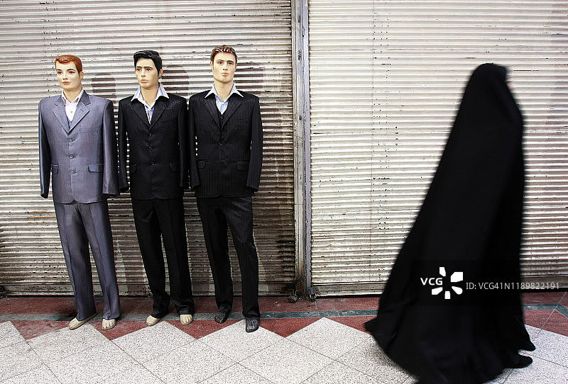 伊朗德黑兰大巴扎的穆斯林妇女图片素材