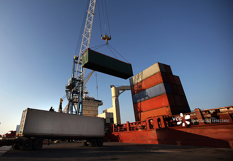 运输中货船的鸟瞰图图片素材