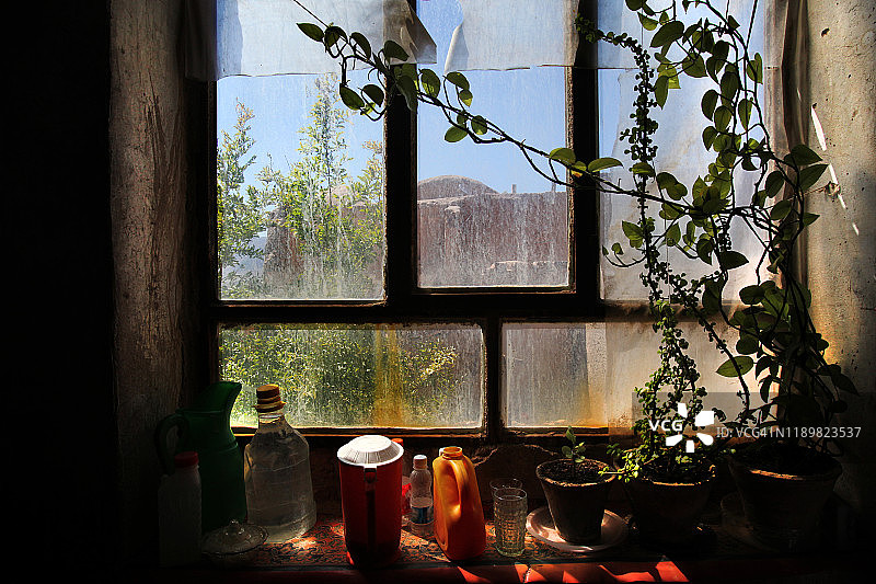 从窗户看到的冬季美景图片素材