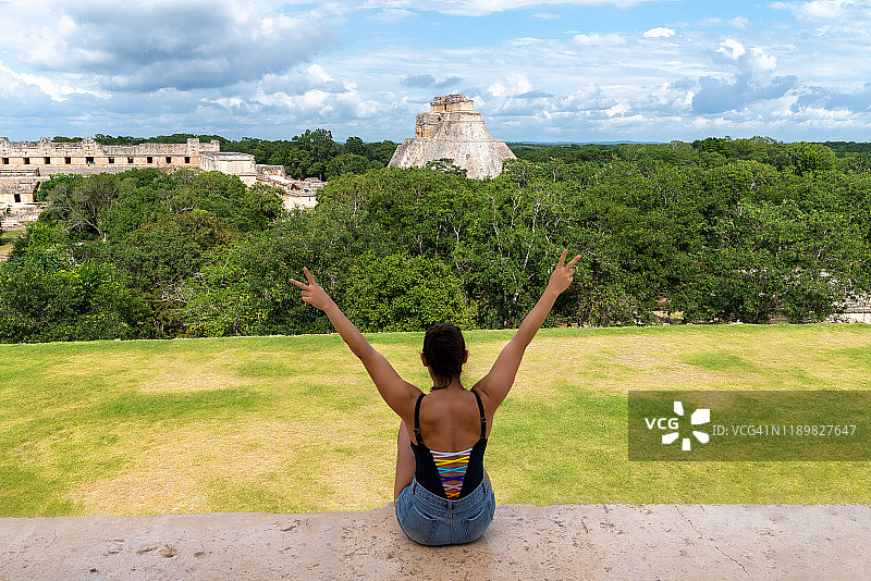 游客参观墨西哥尤卡坦玛雅遗址图片素材
