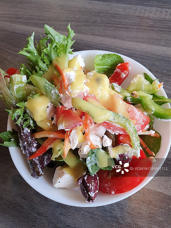木桌上的一碗新鲜希腊沙拉图片素材