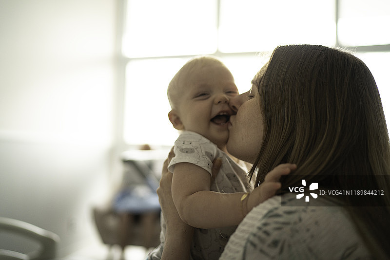 母亲亲吻儿子图片素材