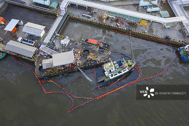 油轮沉没原油溢出河流航拍图片素材