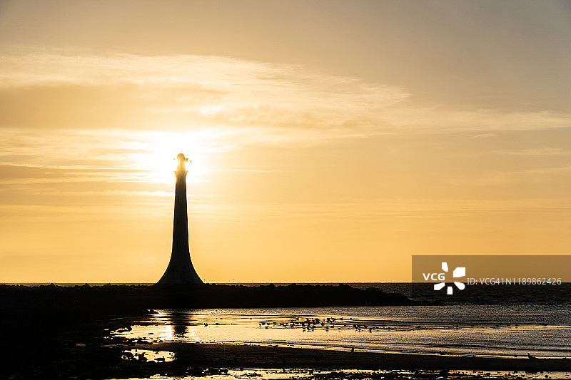 日落时分的圣基尔达灯塔剪影图片素材