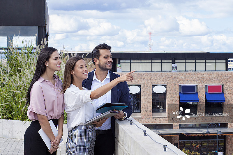 同事们在办公室使用他们的工作设备图片素材