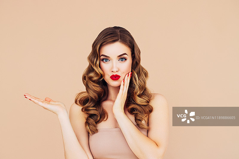 蓬松卷发的漂亮女人图片素材