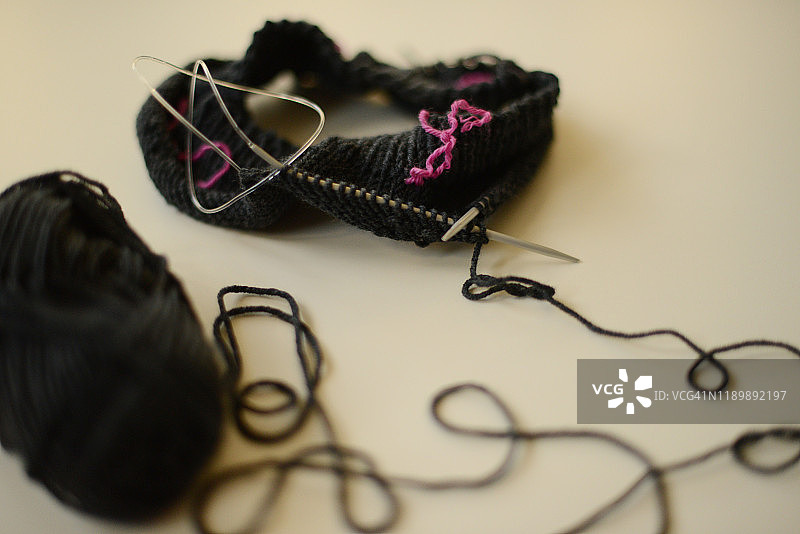 黑色套头毛衣针织项目开端，白色背景图片素材