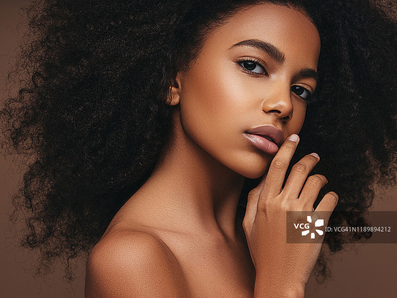 漂亮的微笑着的卷发女孩图片素材