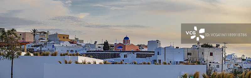 希腊圣托里尼岛伊亚住宅区城市天际线图片素材