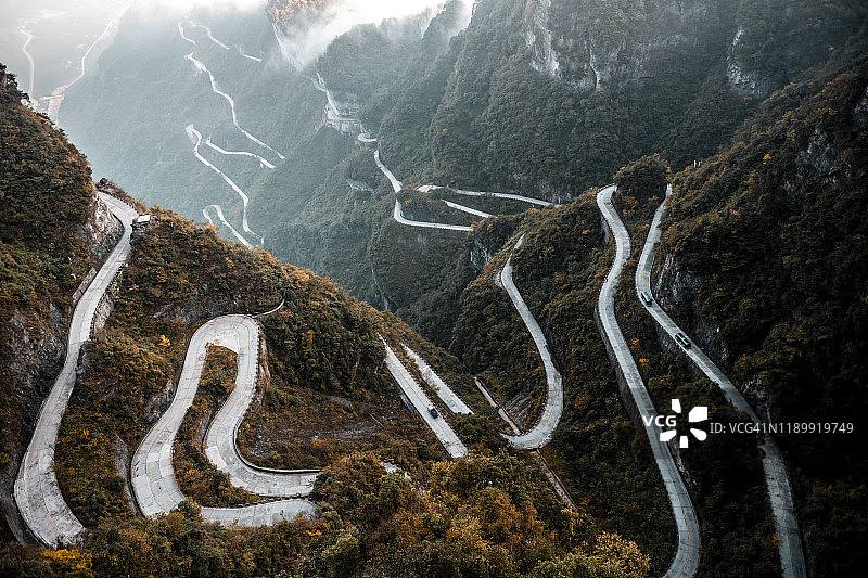 湖南省天门山蜿蜒山路航拍图片素材