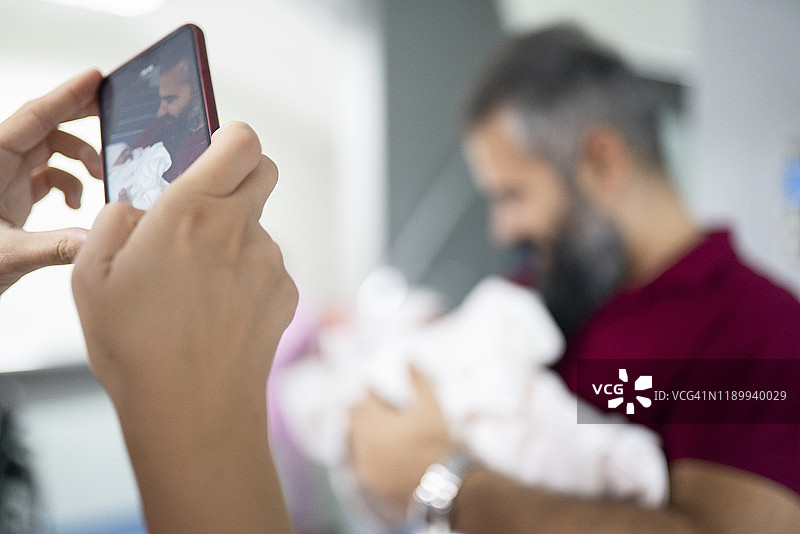 新生儿和她的父亲图片素材