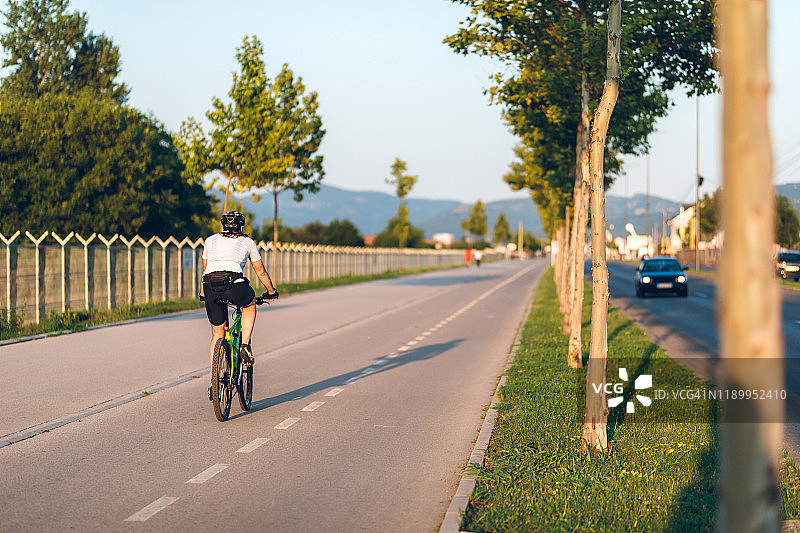 骑行者在日落的路上图片素材