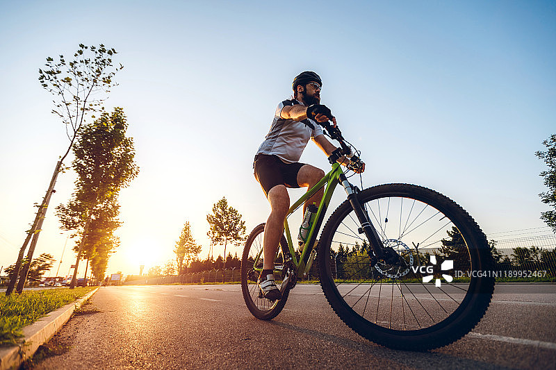 骑行者在日落的路上图片素材