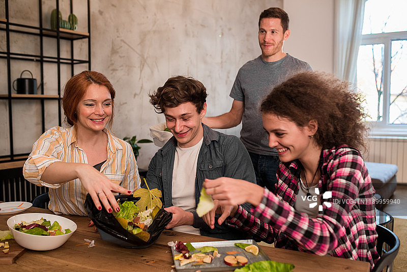 孩子和父母堆放他们的纯素食剩饭图片素材