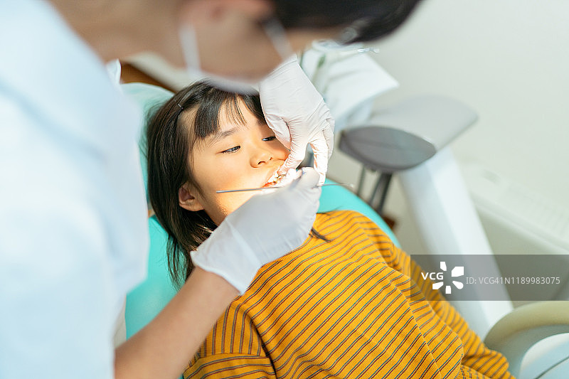 小女孩在牙医处检查牙齿图片素材