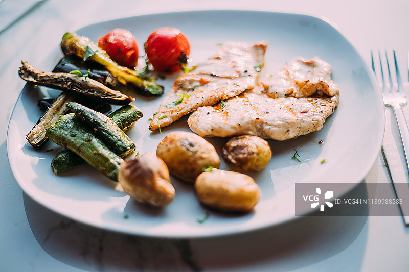 烤鸡胸肉配蔬菜沙拉图片素材