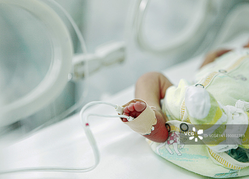 在新生儿重症监护病房中的新生婴儿图片素材
