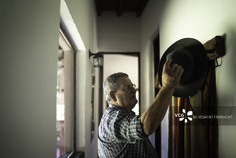 年长的男人戴帽子图片素材