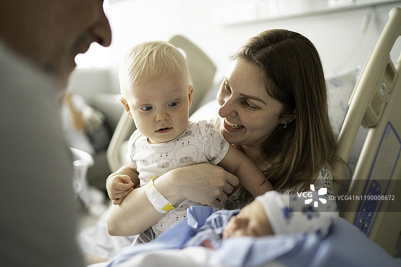在医院寻找新生弟弟的小男孩图片素材