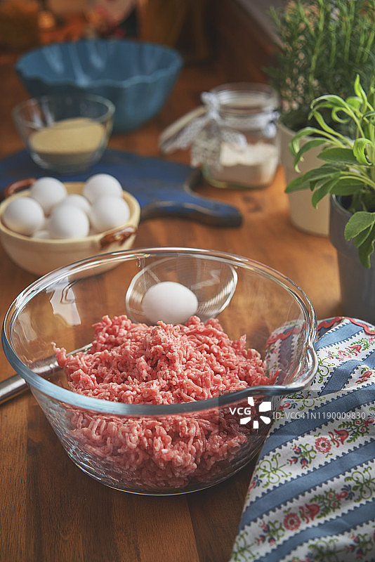 在厨房准备英式炸蛋图片素材