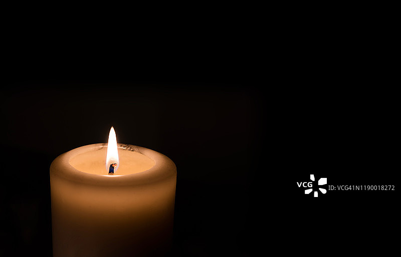 黑色背景下的烛光图片素材