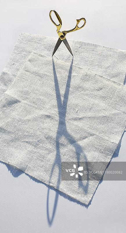 白色画布上带阴影的剪刀图片素材