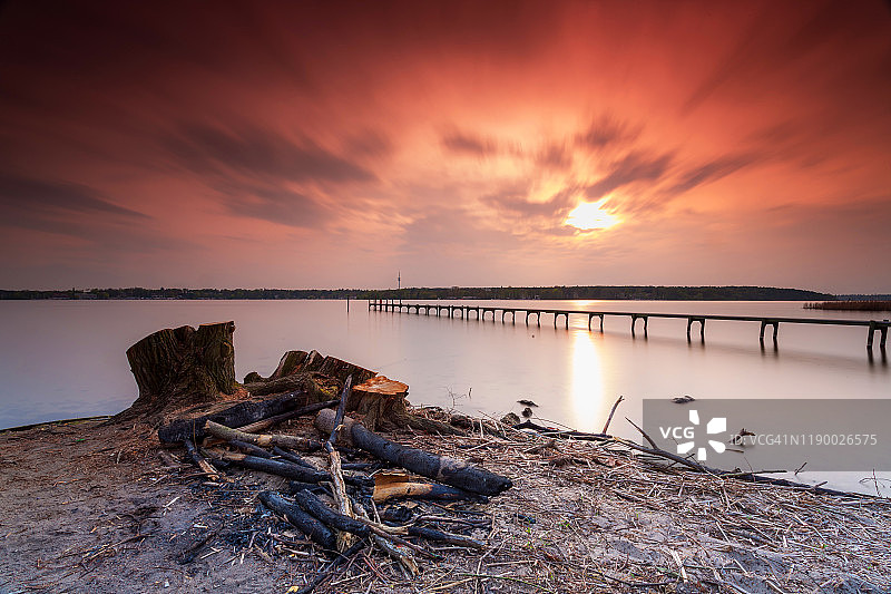 湖边营火遗迹图片素材