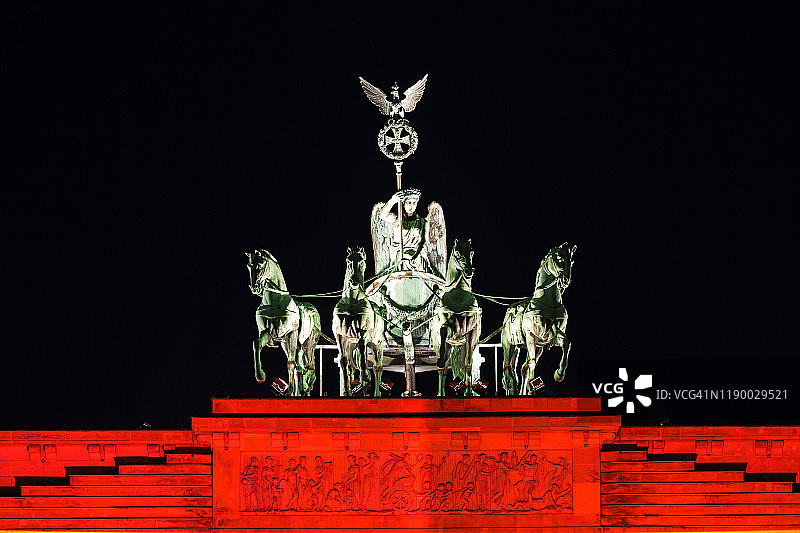 德国柏林勃兰登堡门上的四马战车雕像图片素材