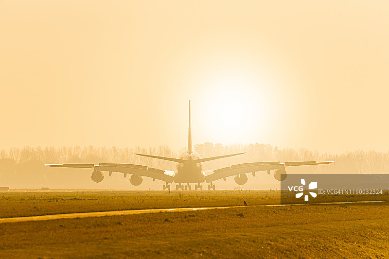 温暖晴朗的一天，大型客机剪影图片素材