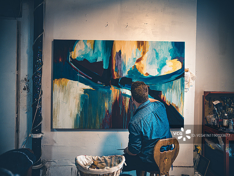 在工作室工作的画家图片素材
