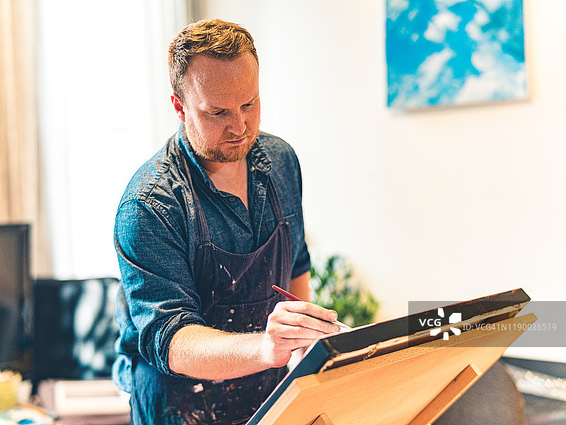 在工作室工作的画家图片素材