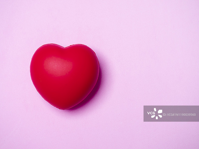 粉色背景上的红色爱心图片素材