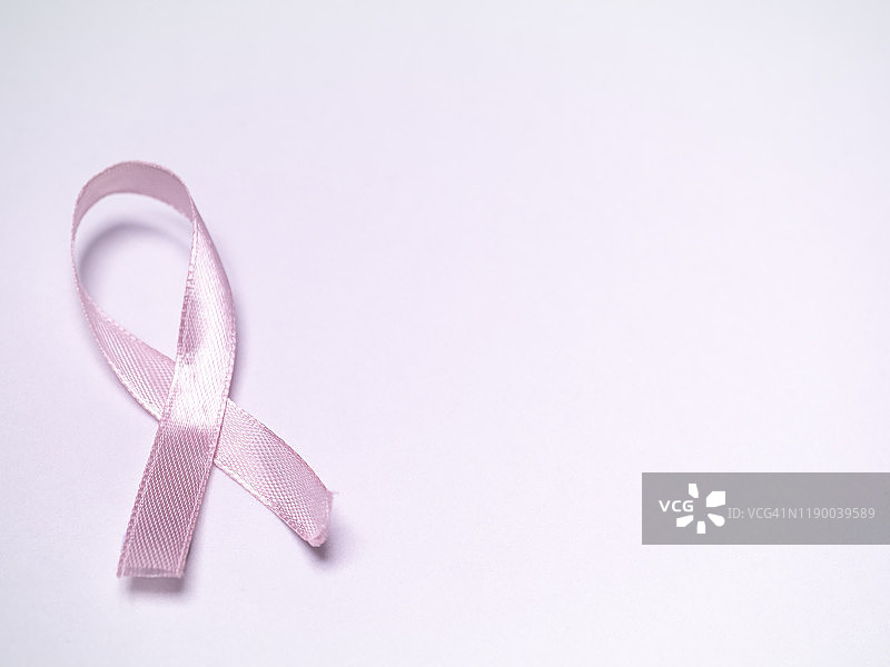 粉色背景上的粉色丝带图片素材