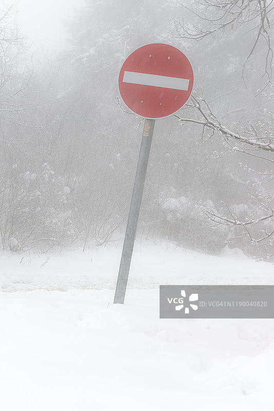 匈牙利大雾中禁止驶入的道路标志图片素材