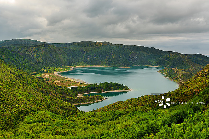 葡萄牙亚速尔群岛的自然景观全景。火山口里美丽的泻湖和绿色的田野。旅游景点、旅游目的地。图片素材