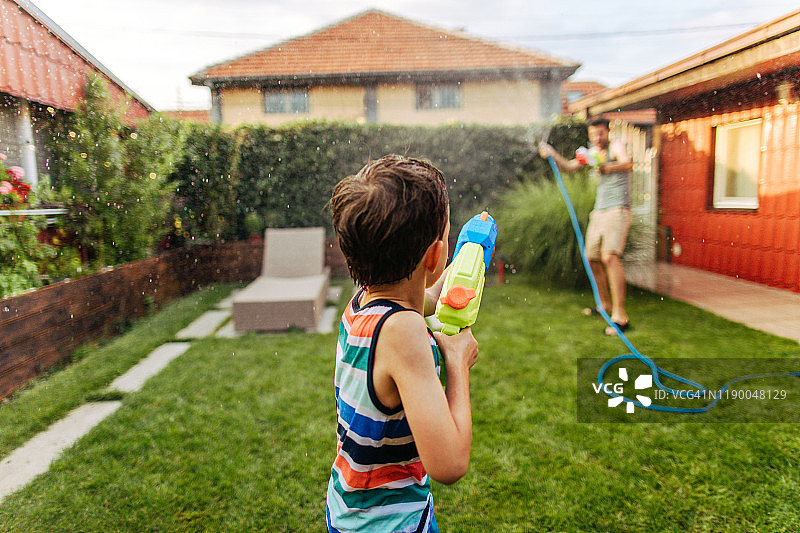 和爸爸一起玩水图片素材