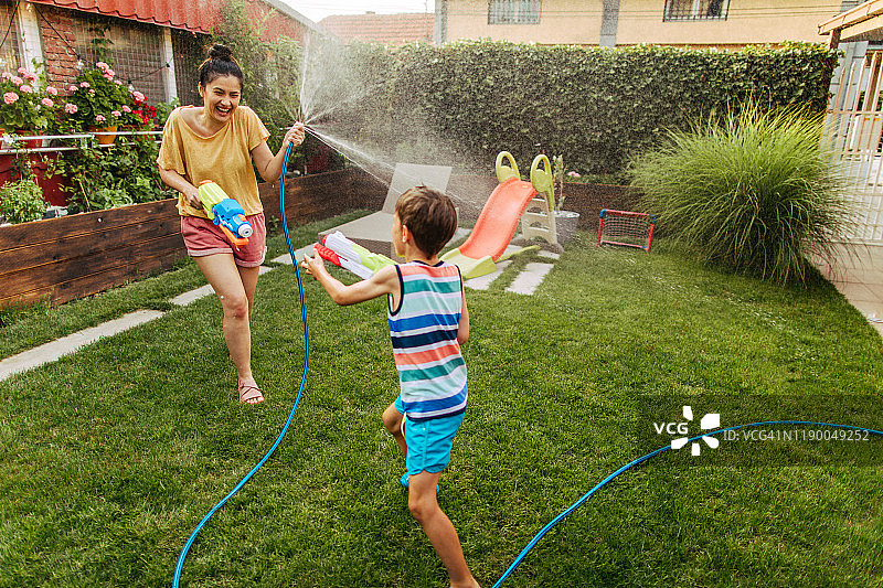 在院子里戏水图片素材