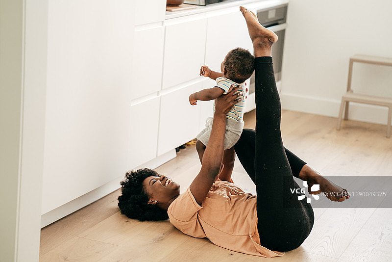 妈妈和儿子一起玩耍图片素材