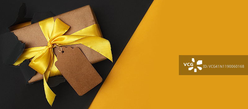 红色背景上的黑色撕裂纸和黑色星期五字样图片素材