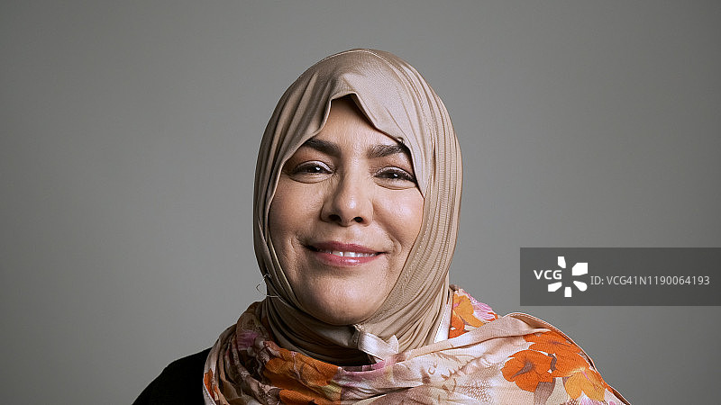 看着镜头的穆斯林中年妇女图片素材