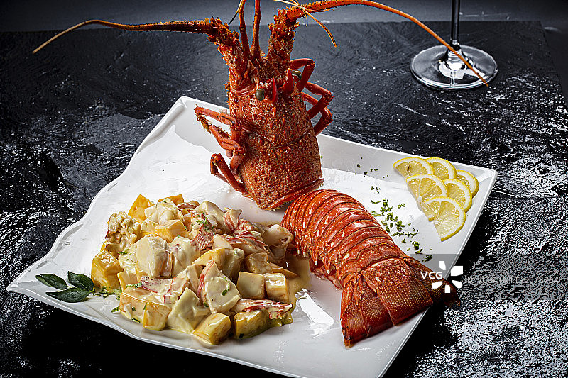 盘子里煮熟的龙虾图片素材