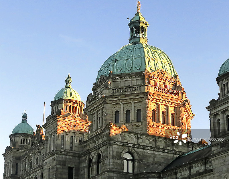 不列颠哥伦比亚省议会大厦的圆顶在午后阳光下图片素材