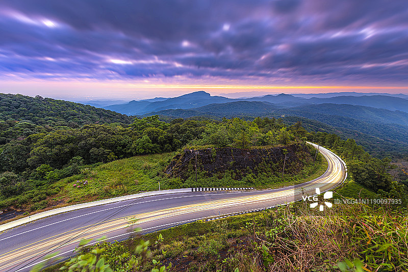 森林山脉日出时的道路光迹图片素材