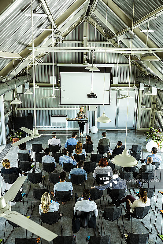 企业家们在会议室参加培训课程的俯视图图片素材